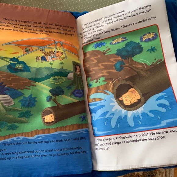 Mickey Mouse and Diego story books pillow - Picture 4 of 5